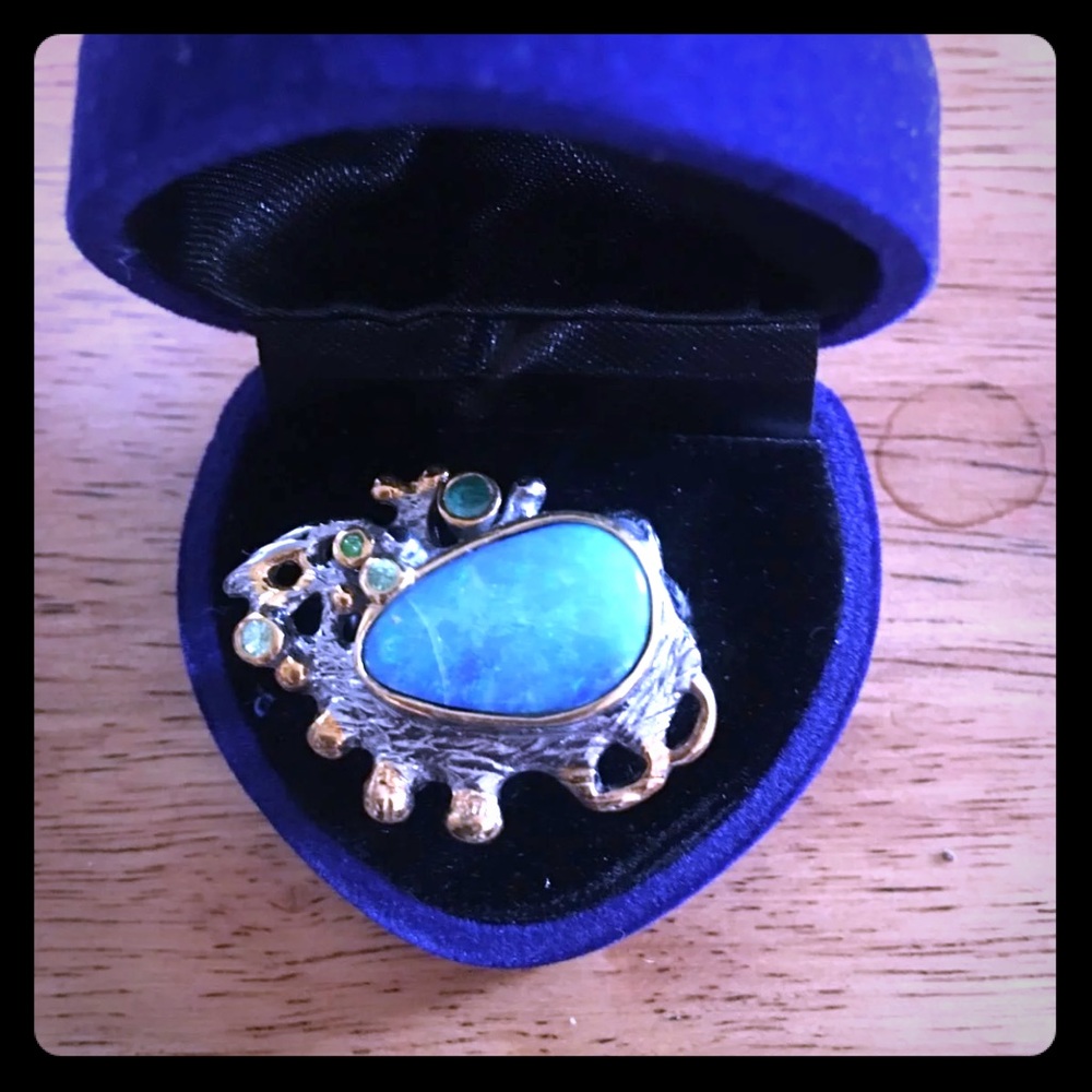 18k  Blue ring with green stones